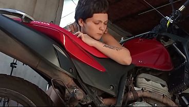 Botei a sapatão para mamar na garagem enquanto minha mulher está a vendo tv com a mulher dela